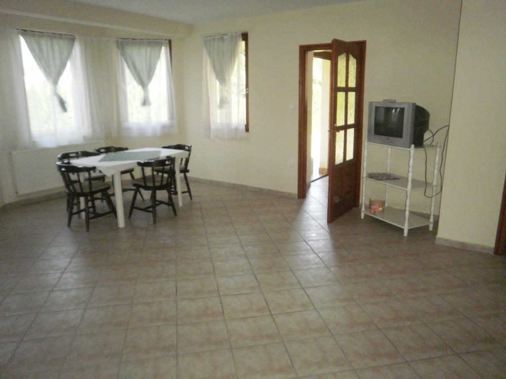 Zalakarosi Egerfa Nyaralohaz Foeldszinti Es Emeleti Apartman 部屋 写真