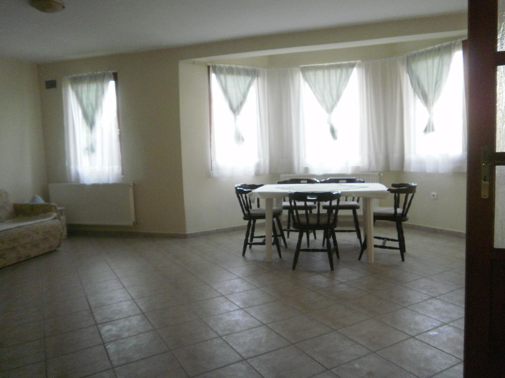 Zalakarosi Egerfa Nyaralohaz Foeldszinti Es Emeleti Apartman 部屋 写真
